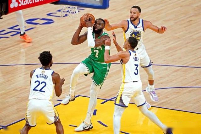 现代足球高手论剑 胜败就在一个指尖